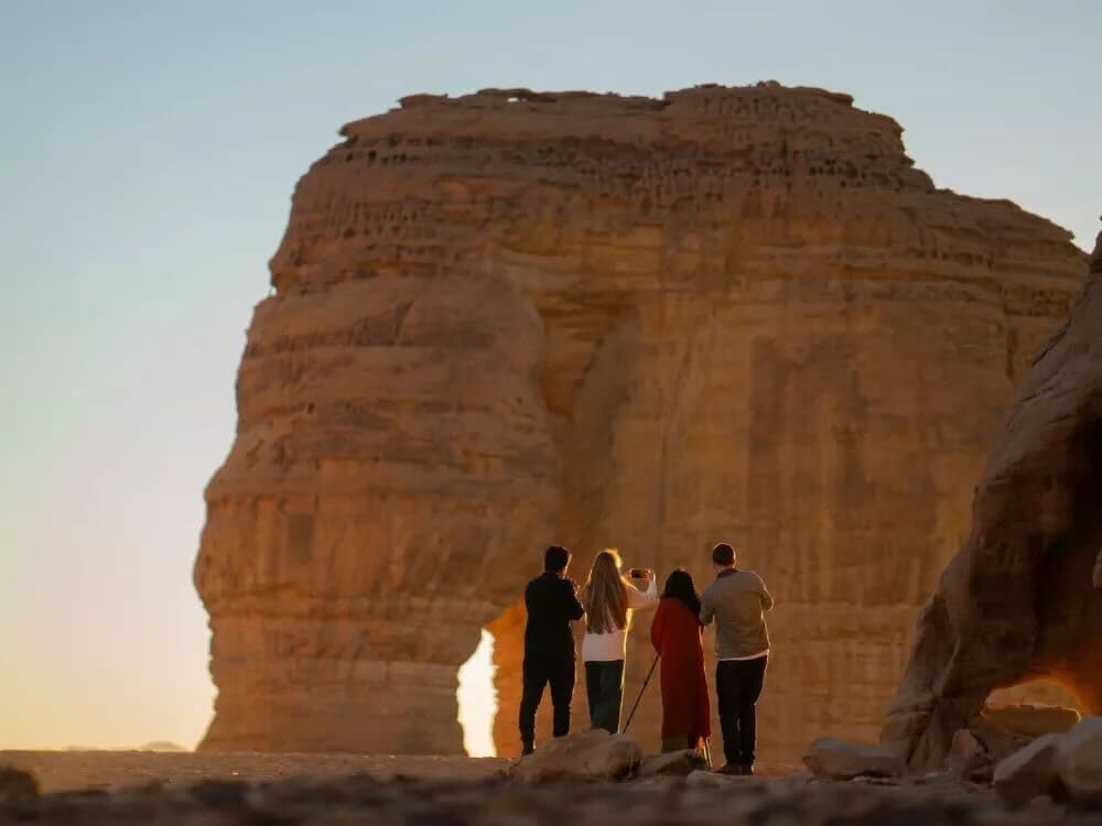 جولة بين روائع العلا جبل الفيل والبلدة القديمة 